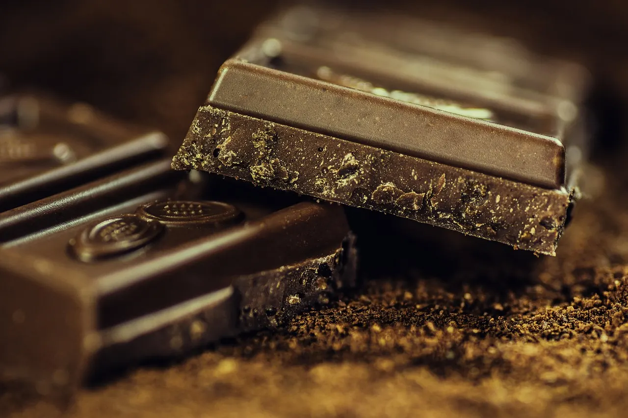 Tablette de chocolat noir entamée