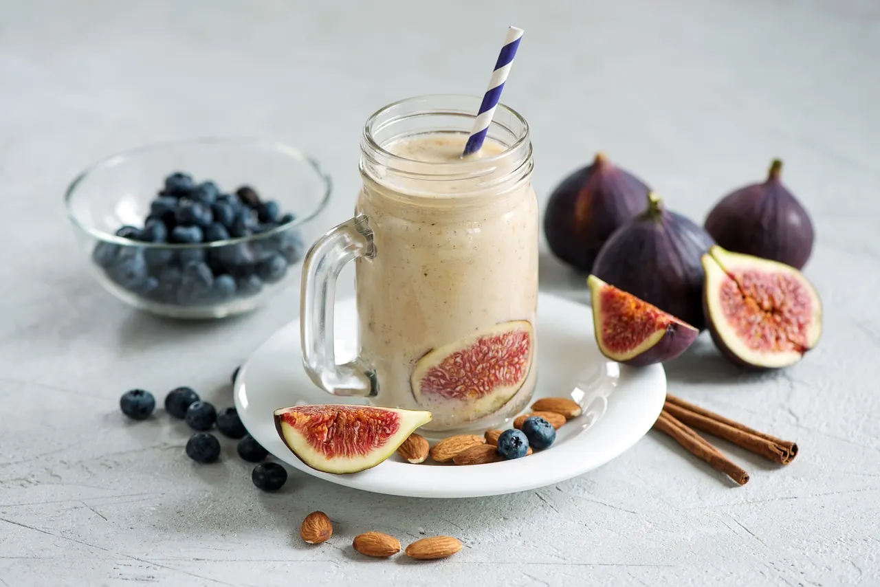 Collation : smoothie, myrtilles, figues et amandes