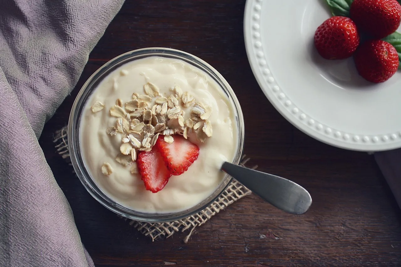 Yaourt avec flocons d'avoine et fraises