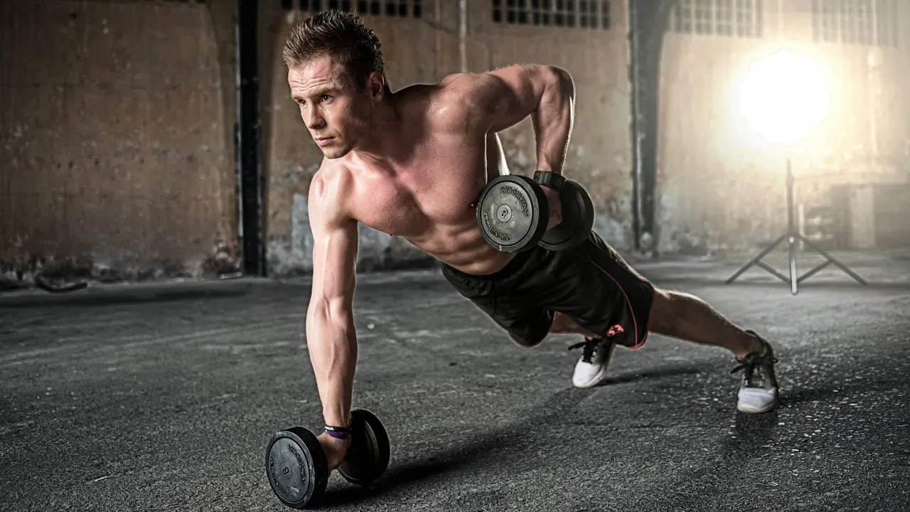 Homme qui fait du renforcement musculaire avec des haltères