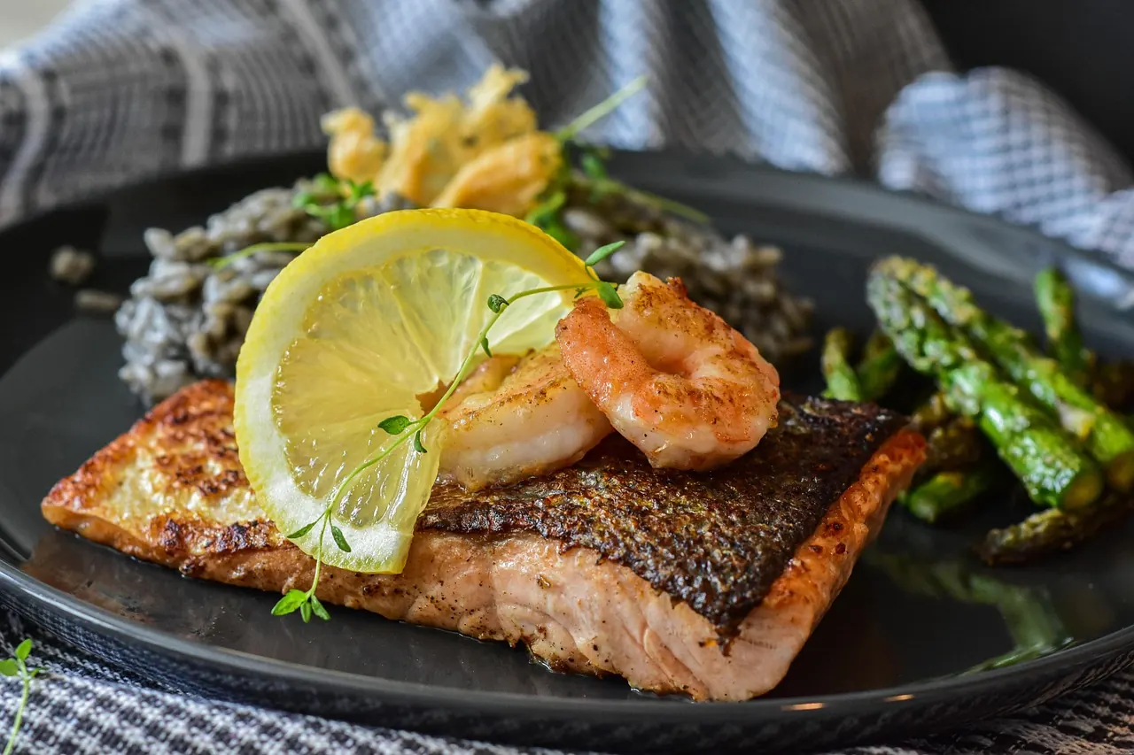 Pavé de saumon grillé avec asperges et citron