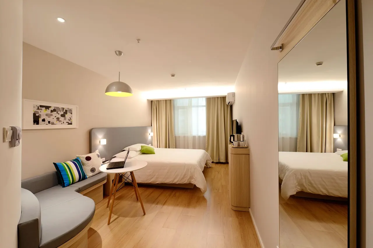 Chambre d'hôtel lumineuse avec bureau et balcon